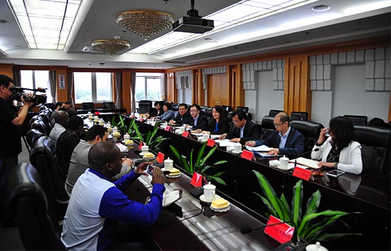 人民日報社副總編輯盧新寧會見非洲記者代表團一行。（攝影：何萌）