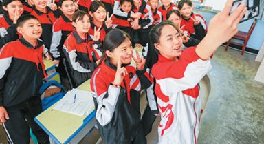 青春力量点亮边疆教育“烛火”