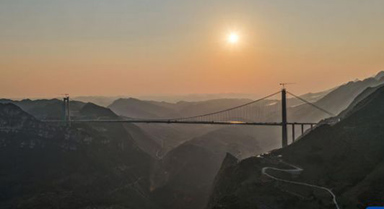 夕阳下的贵州花江峡谷大桥