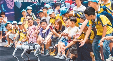小朋友与机器狗互动 感受科技魅力