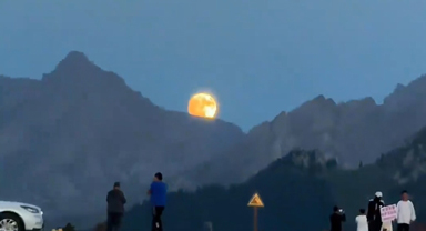 明月出天山 在新疆拍到超大圆月