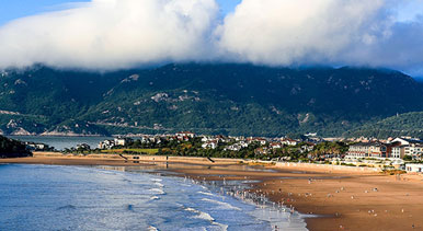 浙江舟山：碧海金沙引客來