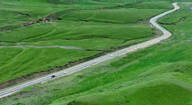 飞越乌鞘岭 瞰尽丝路翡翠屏