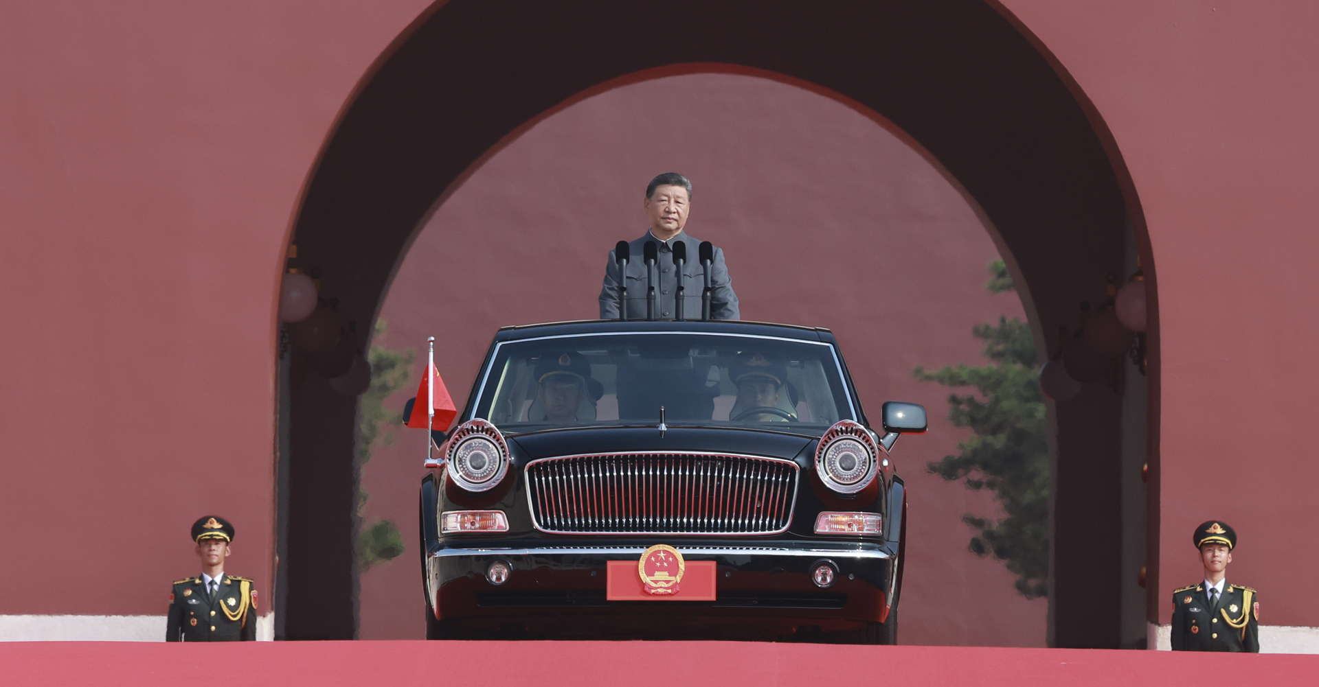 习近平乘检阅车经过金水桥驶上长安街