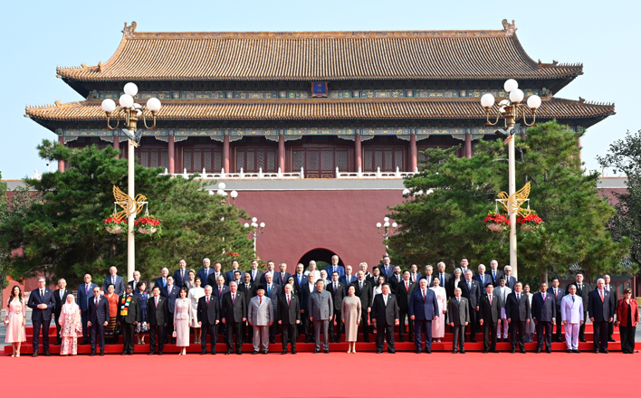 习近平和彭丽媛迎接外方代表团团长及其配偶
