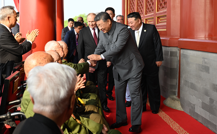 习近平登上天安门城楼 同抗战老战士老同志代表亲切握手