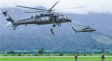 陸軍某旅組織索降訓練