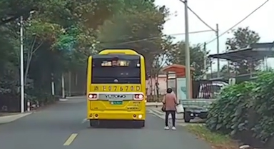 老奶奶走得缓 公交车跟得慢
