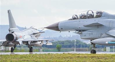 空军某部开展飞行训练