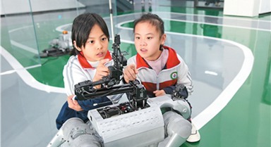 山東沾化小學生走近智能機器人