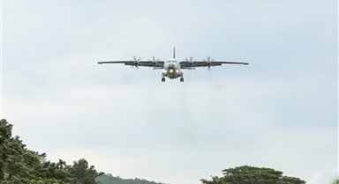 海军航空兵某团开展飞行训练