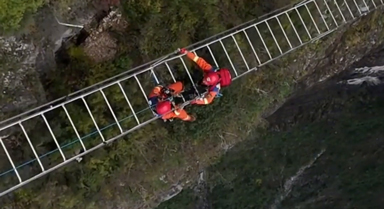 千米崖壁間消防員開展實戰演練