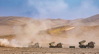 新疆军区某团开展实弹射击训练