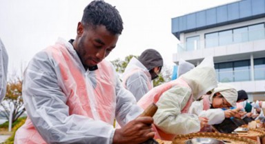 浙江金华:中外学子感受中草药妙用