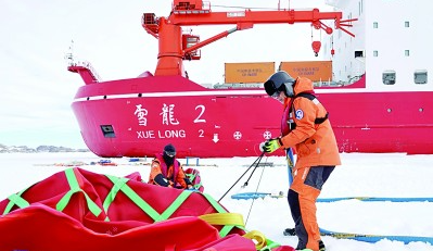 “雪龍2”號首次參與中山站燃油補給