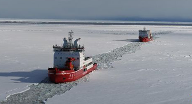 “雪龍2”號為“雪龍”號破冰引航