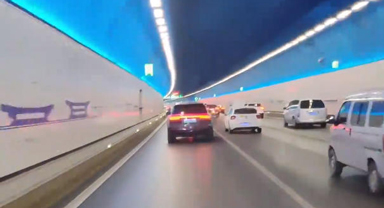 司機集體教科書式禮讓救護車