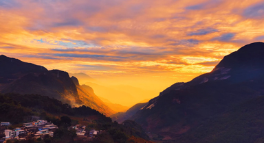 雲南永德夕陽繪就鎏金山水畫