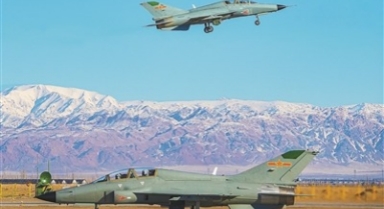 空軍西安飛行學院某部開展飛行訓練