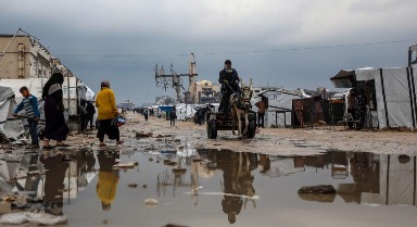 暴雨寒潮致加沙居民生活雪上加霜