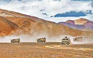 新疆军区某部开展远程机动训练