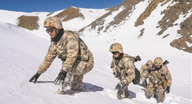 西藏阿裡軍分區官兵巡邏