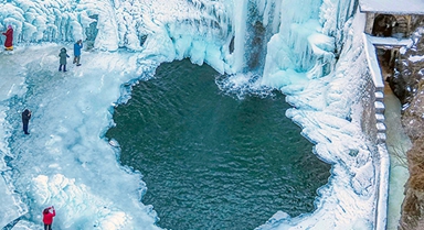 河北興隆：天然冰瀑引客來