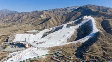 古长城“邂逅”冰雪热