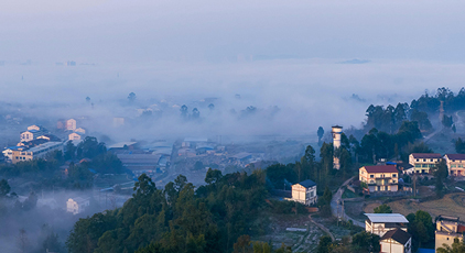 四川广安:美丽晨雾绕乡村