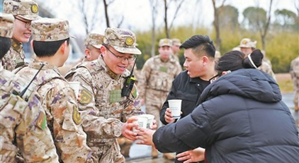 “同志哥,请喝一杯茶”