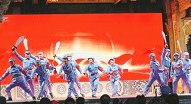 古戏台前征兵忙