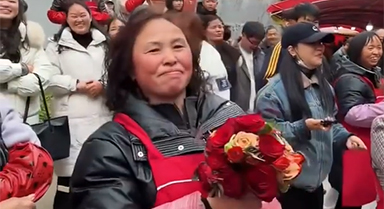 这一幕好暖！伴郎将手捧花送给妈妈