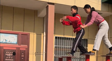 19岁姐姐带10岁弟弟练舞狮,身姿灵动