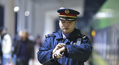 重庆:“夜间动车”温暖回家路