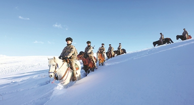 边防连官兵执行边防巡逻任务
