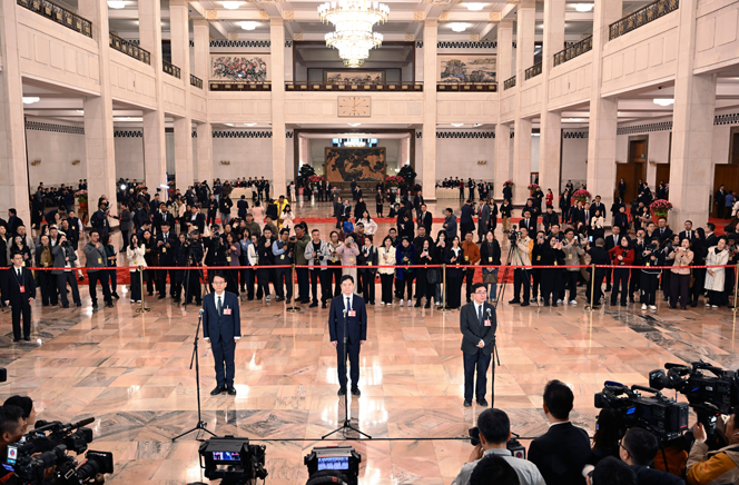 全國政協十四屆四次會議首場“委員通道”集體採訪活動舉行