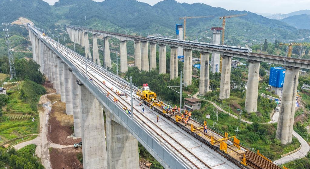 渝万高铁全线铺轨工程启动