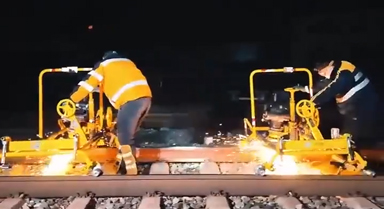 精益求精！给铁轨磨皮的深夜火花秀