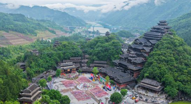 第十五届乌江苗族踩花山节开幕
