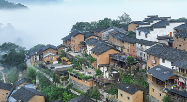 安徽歙县：晨雾漫古村 土楼焕新生