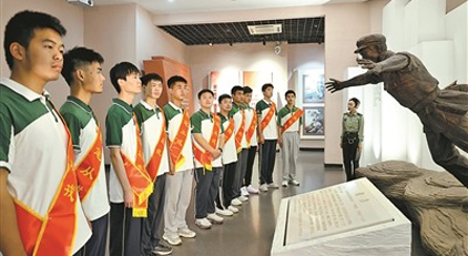軍校學生代表走進烈士陵園參觀見學