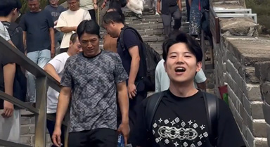 小伙登上长城即兴高唱《强军战歌》