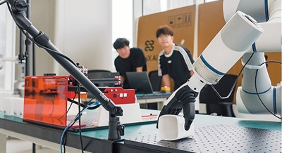 看机器人在课堂学会啥？