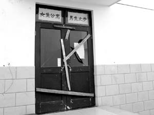 被封住的4号公寓大门。 本报记者 董世彪摄